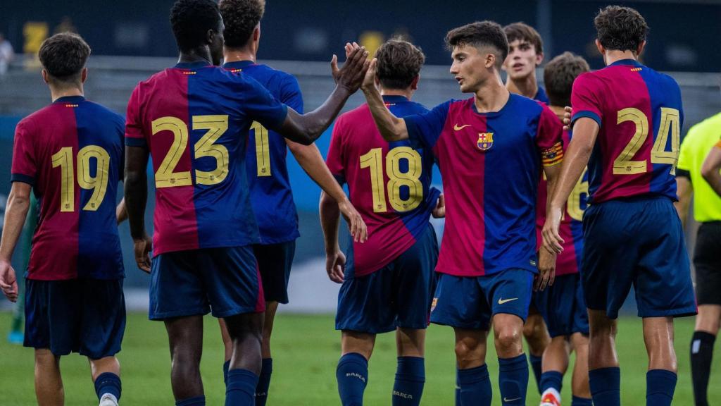 Los futbolistas del Barça B celebran una victoria en la pretemporada