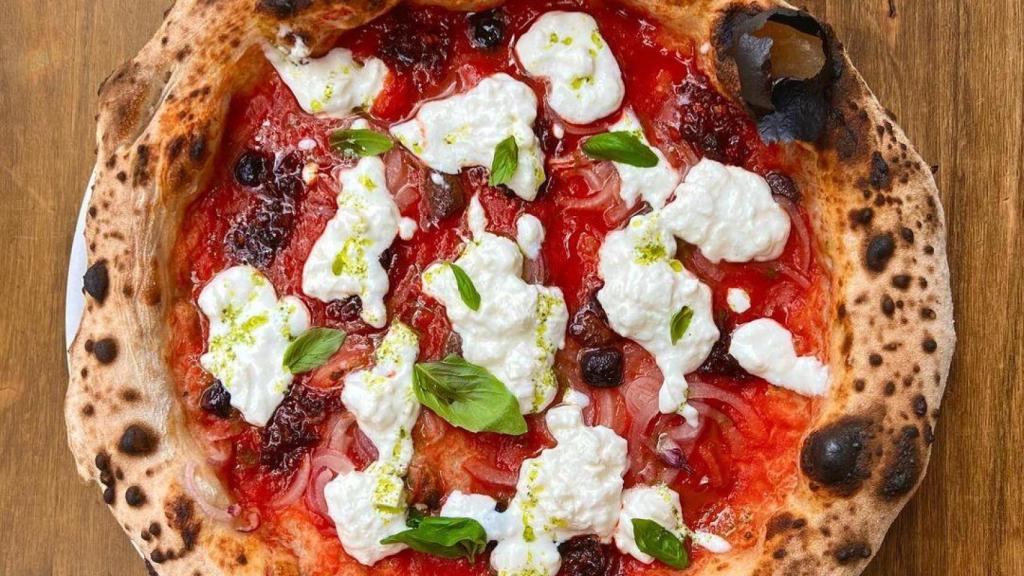 Pizza Calabria de La Balmesina, una de las mejores pizzerías de Barcelona
