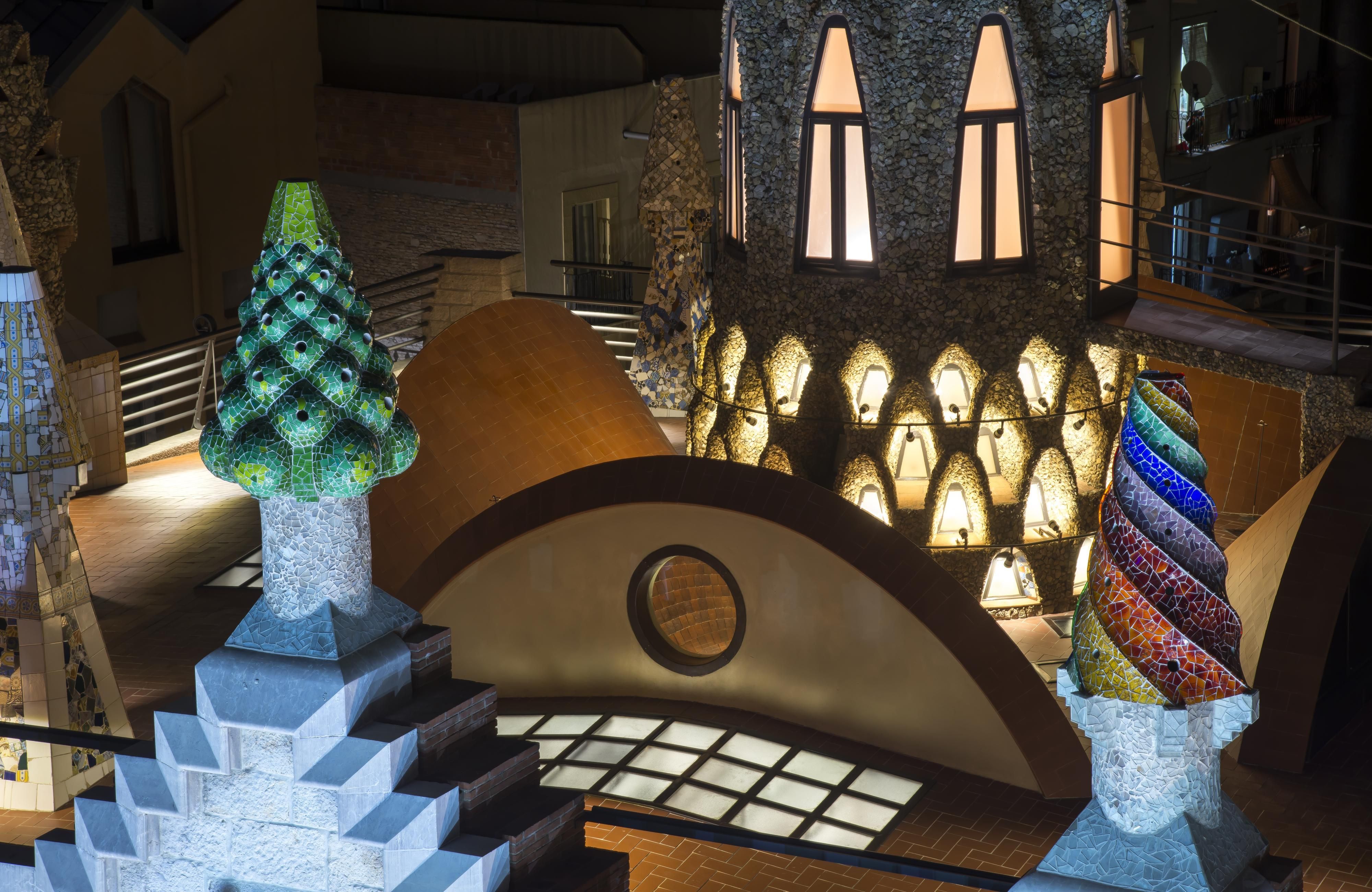 Vista nocturna de la terrassa del Palau Güell totalment il·luminada
