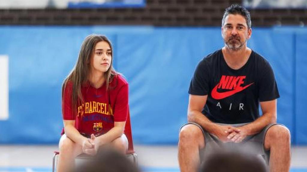 Juan Carlos Navarro, junto a su hija, en un acto del Barça