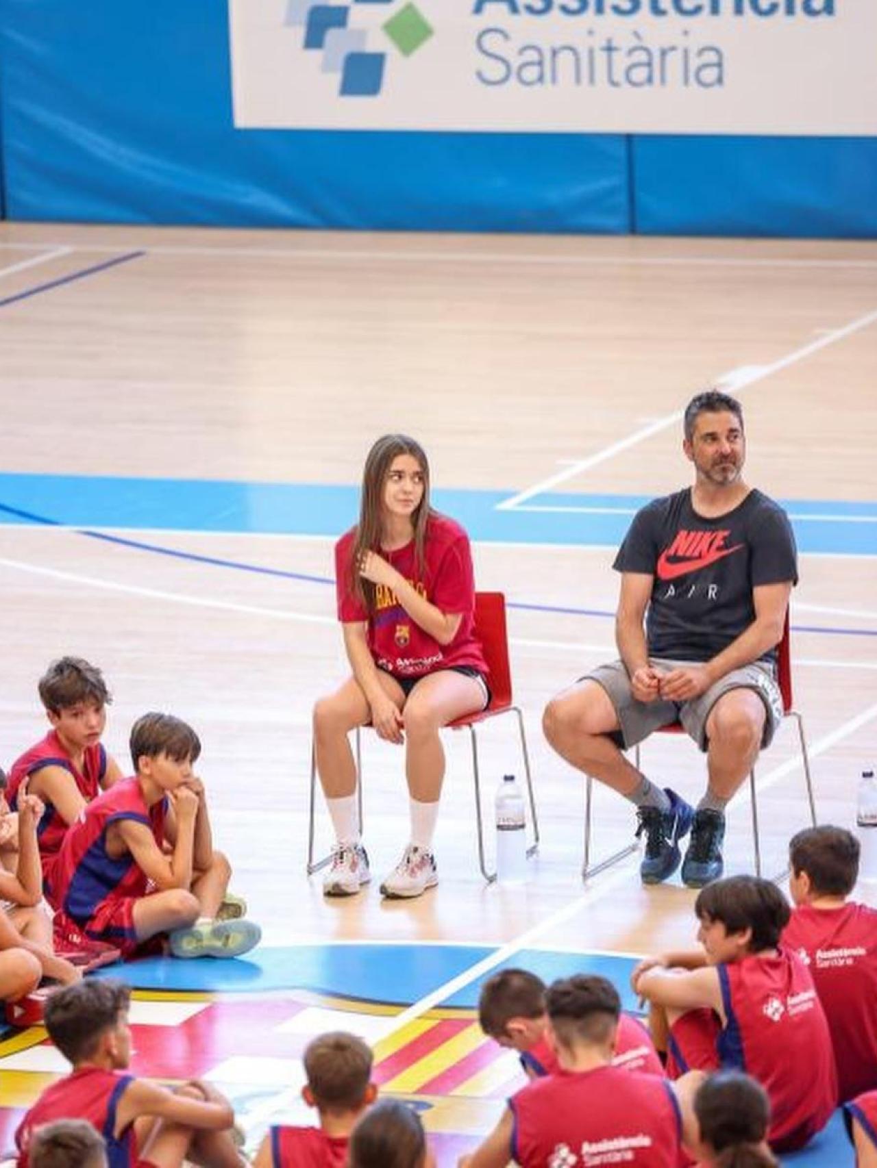 Juan Carlos Navarro, junto a su hija, en un acto en la Barça Academy