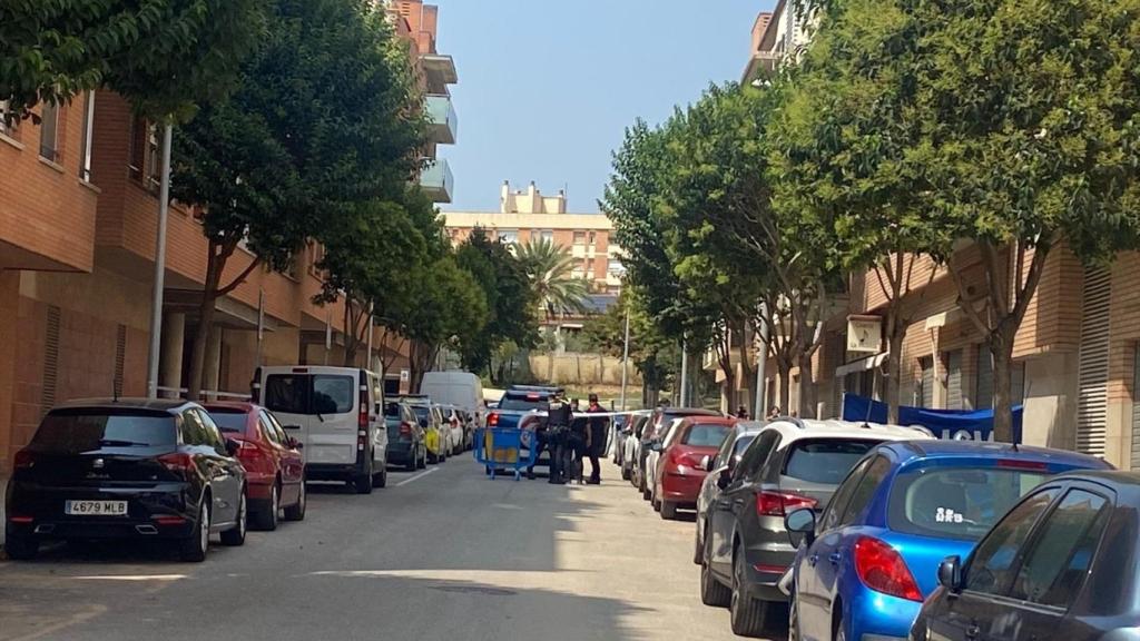 Los Mossos cortan la calle tras la muerte de una mujer en Rubí (Barcelona) asesinada por su pareja