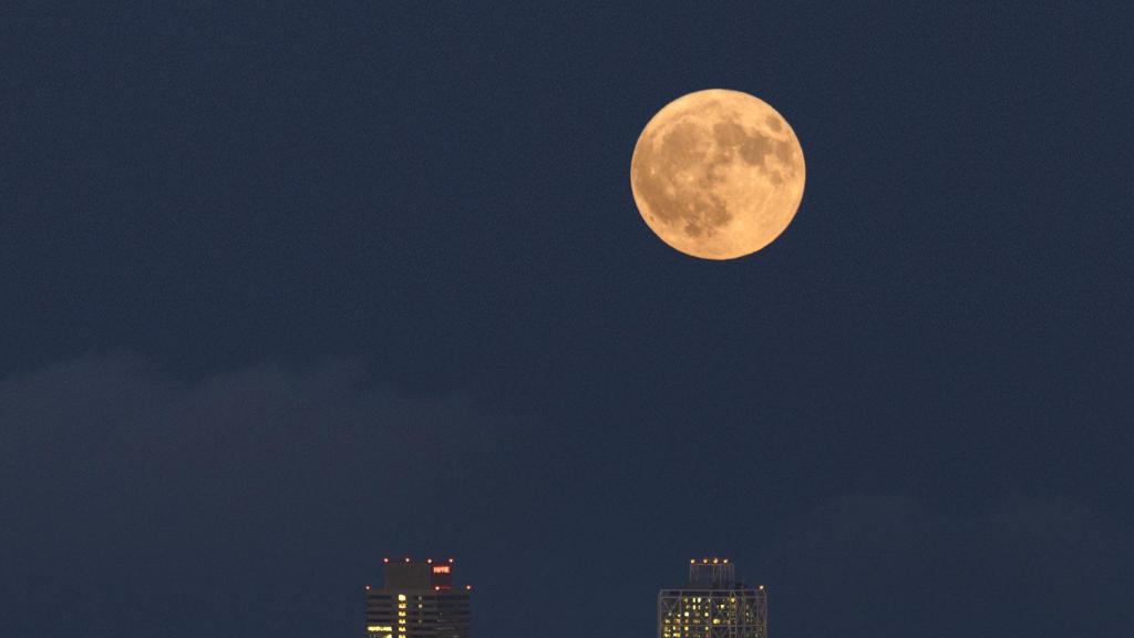 Superluna azul en Barcelona, con el Hotel Arts y la Torre Mapfre de fondo