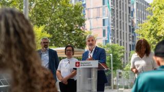 El alcalde de Barcelona, Jaume Collboni, en una rueda de prensa en el barrio de la Marina del Prat Vermell