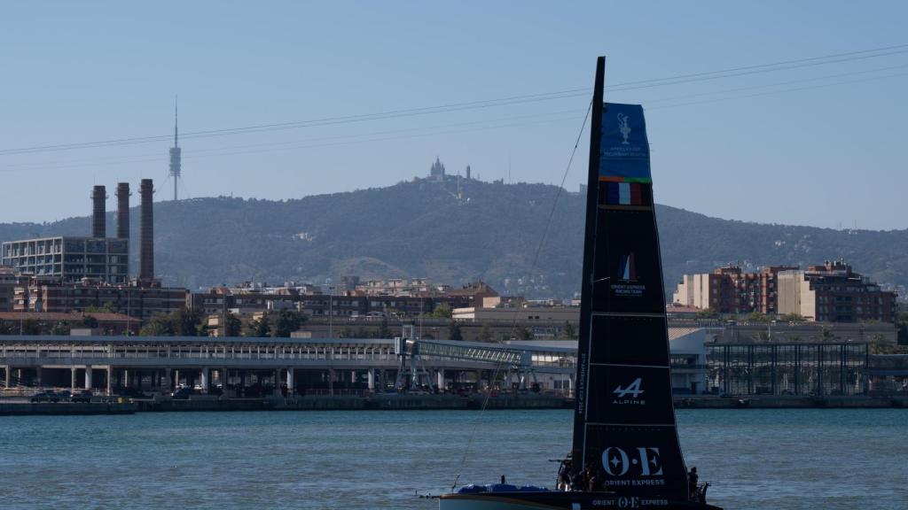 Imagen de un barco AC75 de la Copa América de Vela