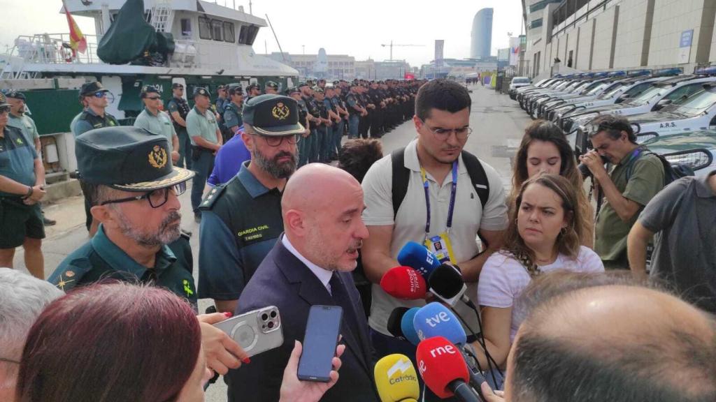 El delegado del Gobierno, Carlos Prieto, pasando revista a la Guardia Civil