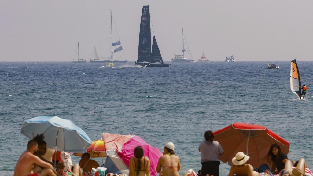 Bañistas en las playas de Barcelona ante la Copa América, ayer