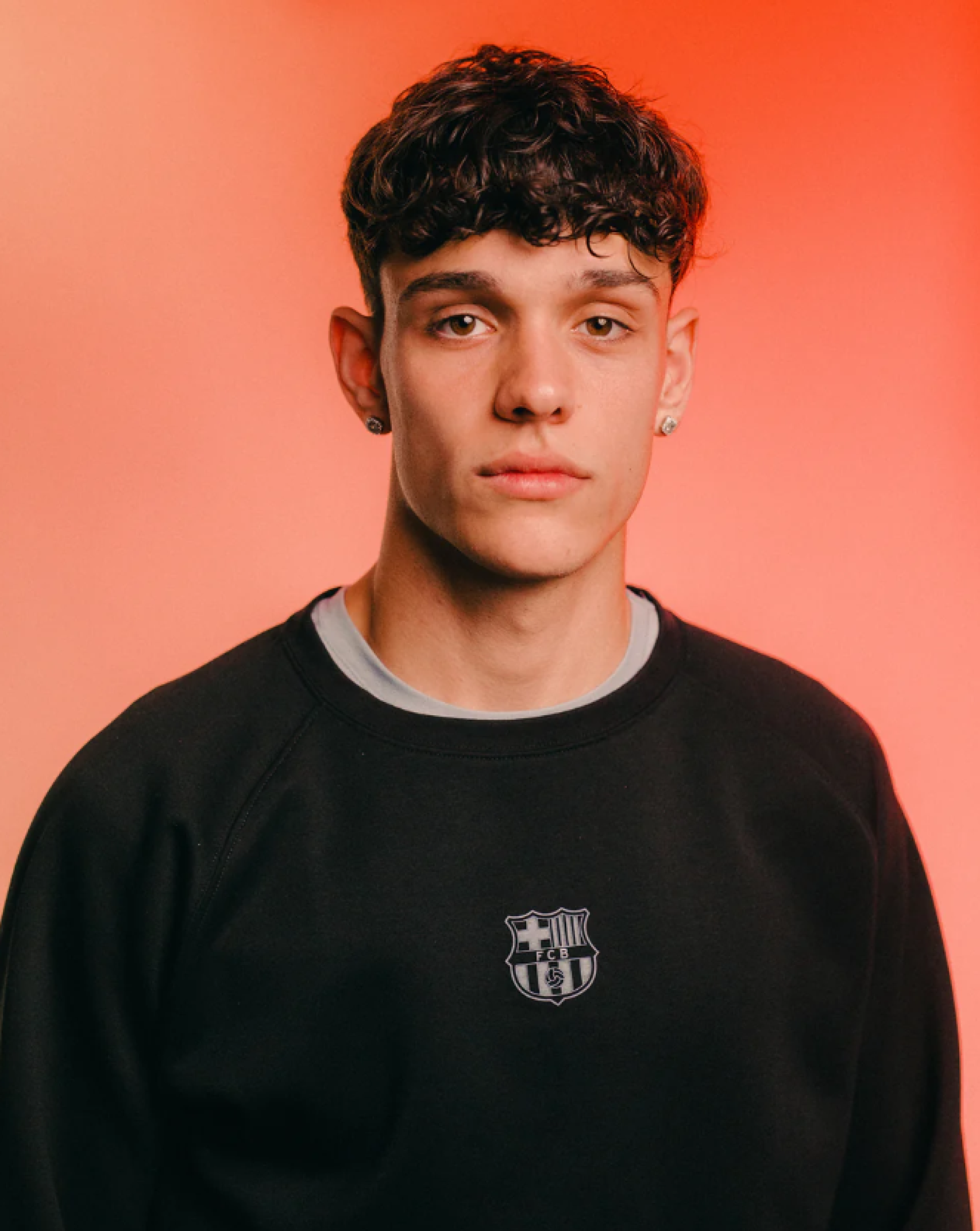 Héctor Fort, con una sudadera negra de la colección Essentials del Barça