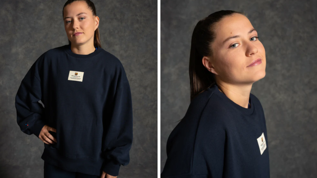 Claudia Pina posa con el nuevo suéter del Barça