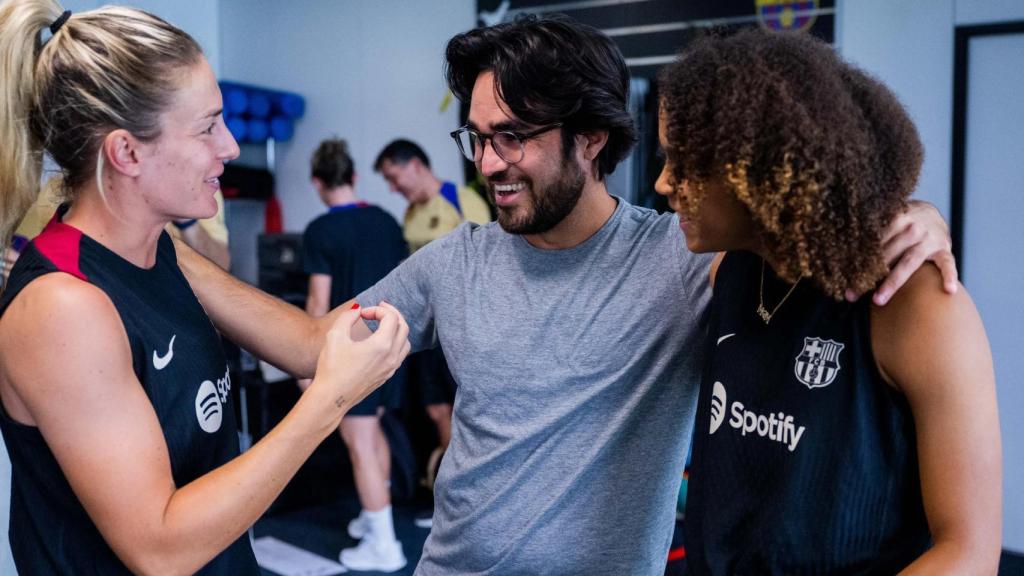 Pere Romeu conversa con Alexia Putellas en la pretemporada del Barça Femenino