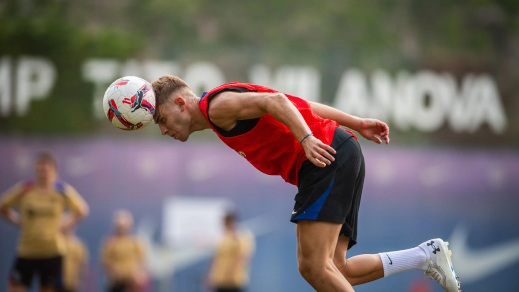 Fermín López cabecea el balón en un entrenamiento del Barça