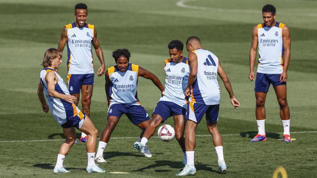 Los futbolistas del Real Madrid entrenan antes de un partido de la Liga