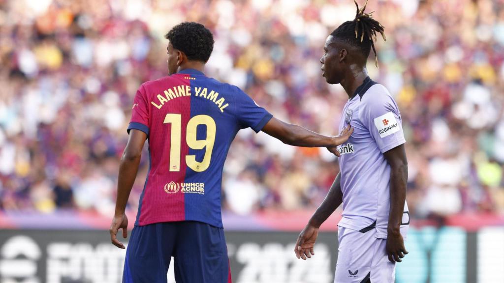 Lamine Yamal y Nico Williams se saludan antes del Barça-Athletic