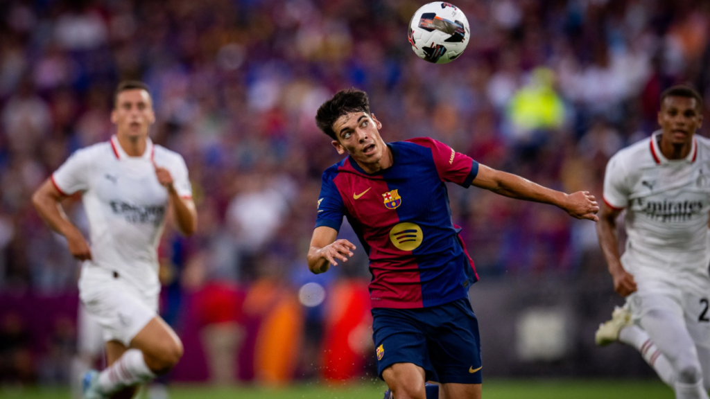 Álex Valle persigue el balón en un partido de pretemporada del Barça