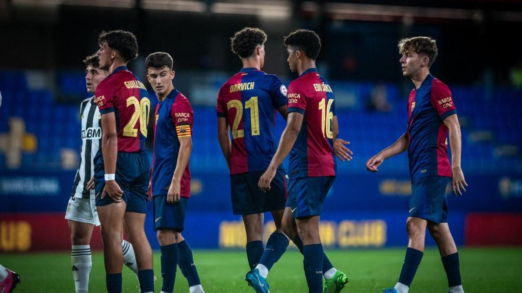 Los jugadores del Barça B, durante el partido contra el Irún