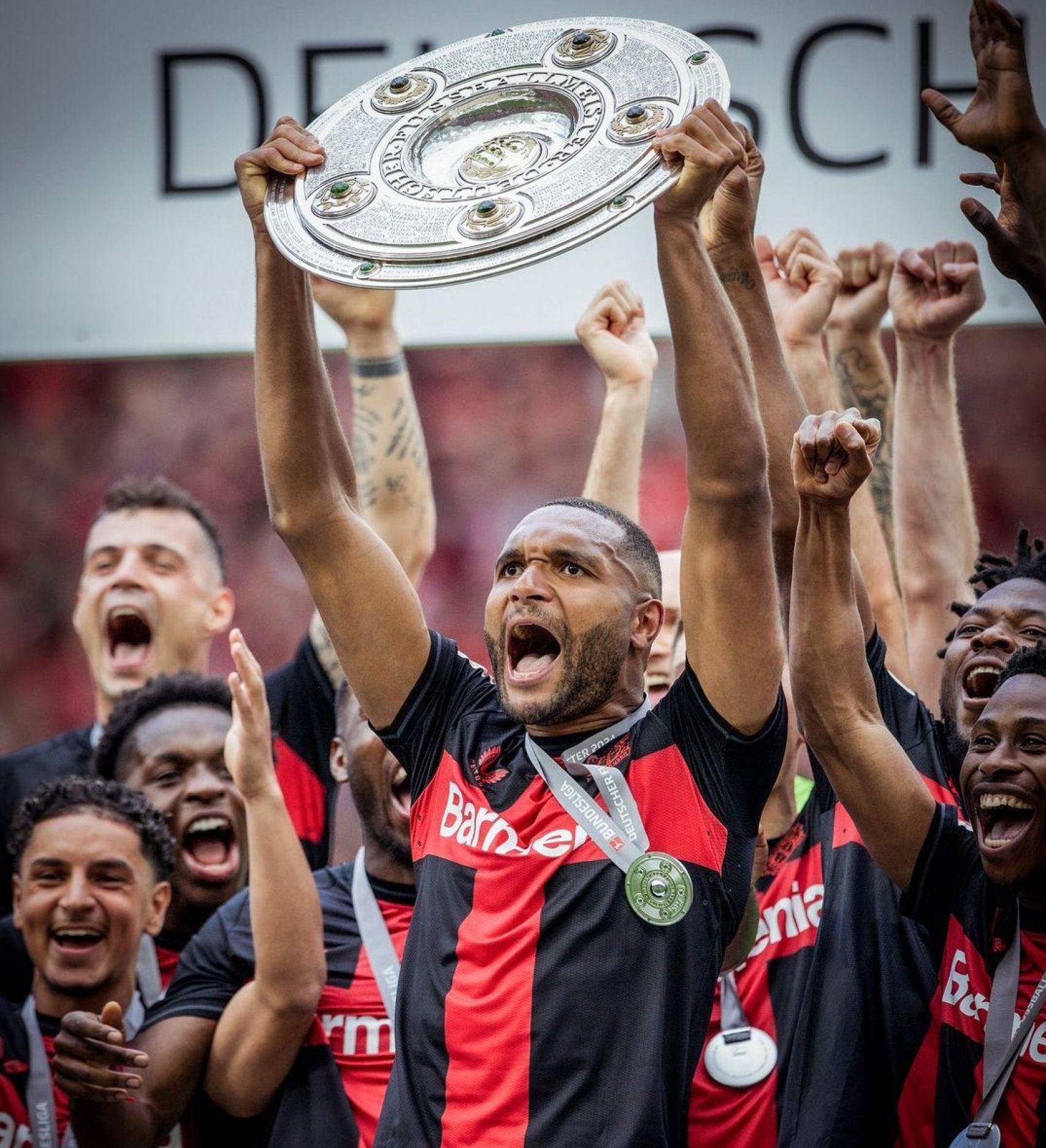 Jonatan Tah levanta el trofeo de la Bundesliga con el Bayer Leverkusen
