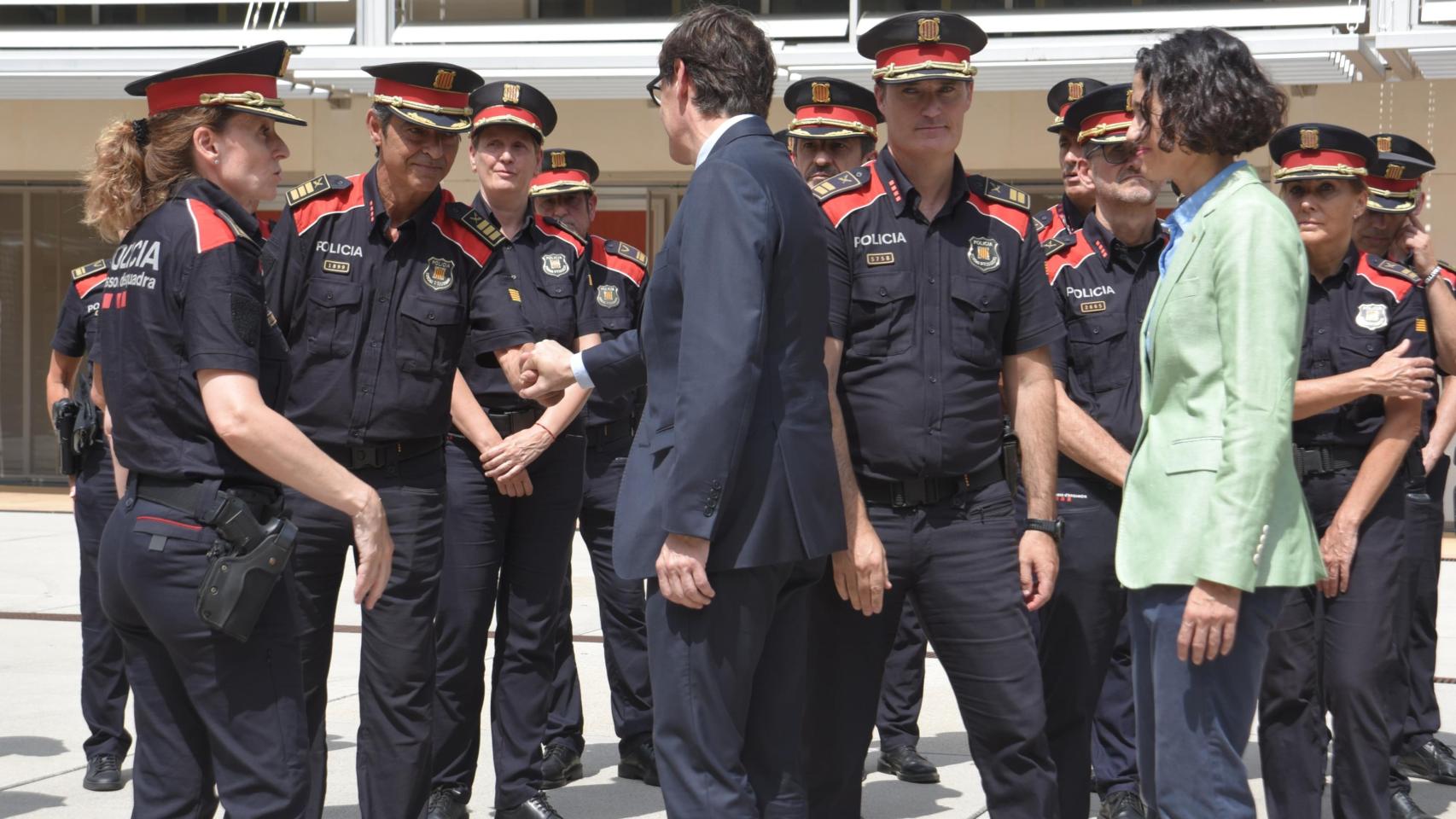 El presidente de la Generalitat, Salvador Illa (c), saluda al excomisario jefe de los Mossos d'Esquadra Josep Lluís Trapero (2i), durante una visita al Complex Central de Mossos d'Esquadra, a 14 de agosto de 2024