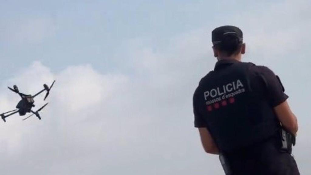 Un agent amb un dron