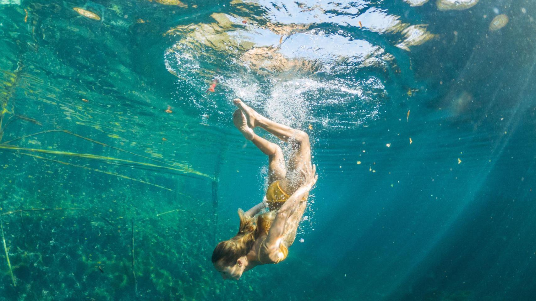 Una mujer bañándose