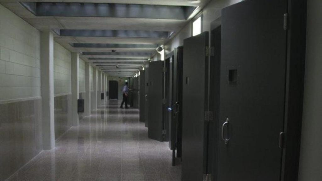 Un pasillo en la prisión de Puig de Les Basses (Figueres, Girona)