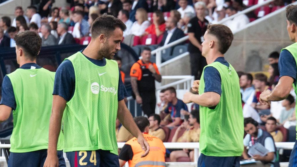 Éric García calienta durante el Barça-Athletic
