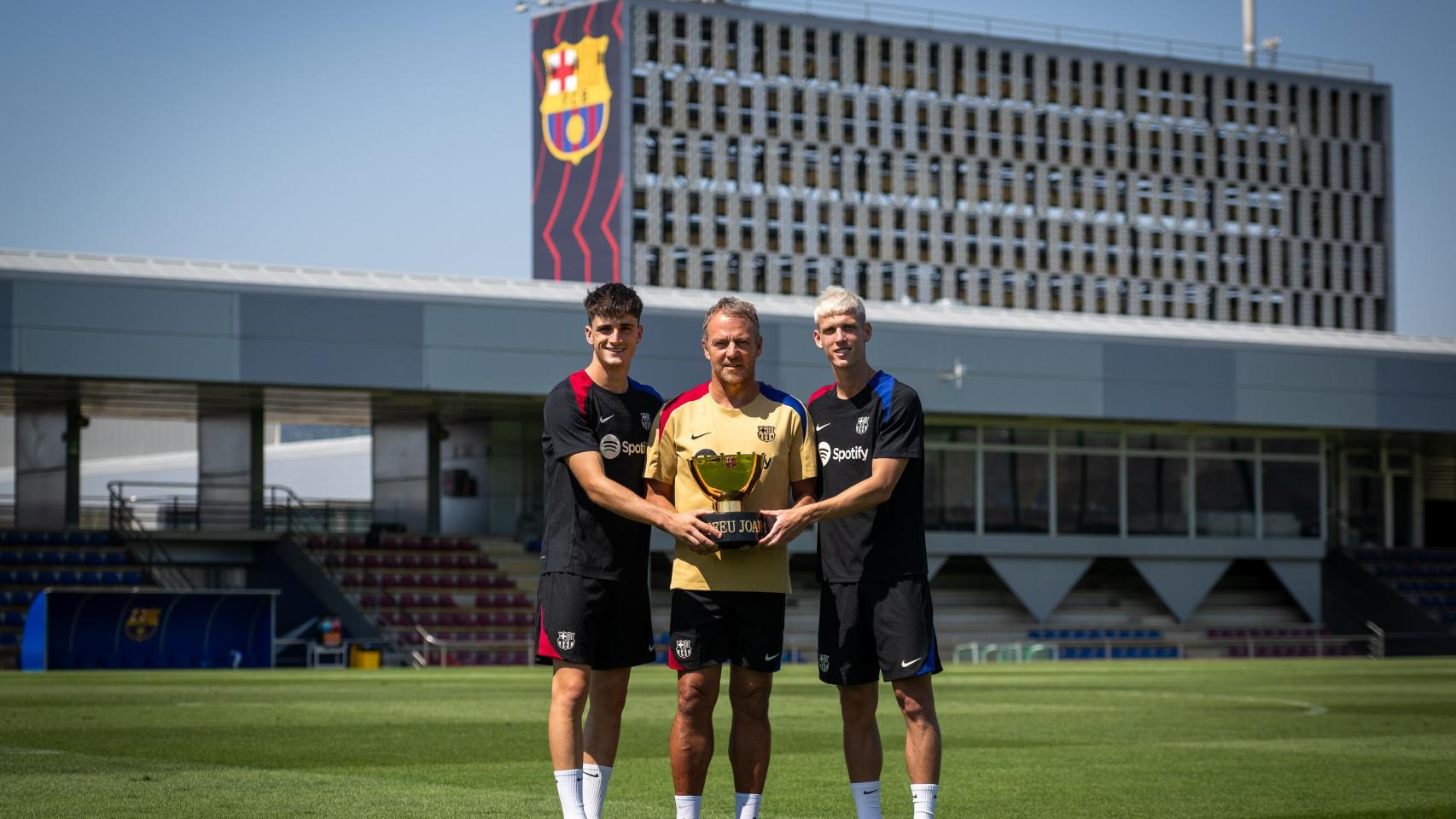 Dani Olmo y Pau Víctor, los nuevos fichajes del Barça, posan con Hansi Flick