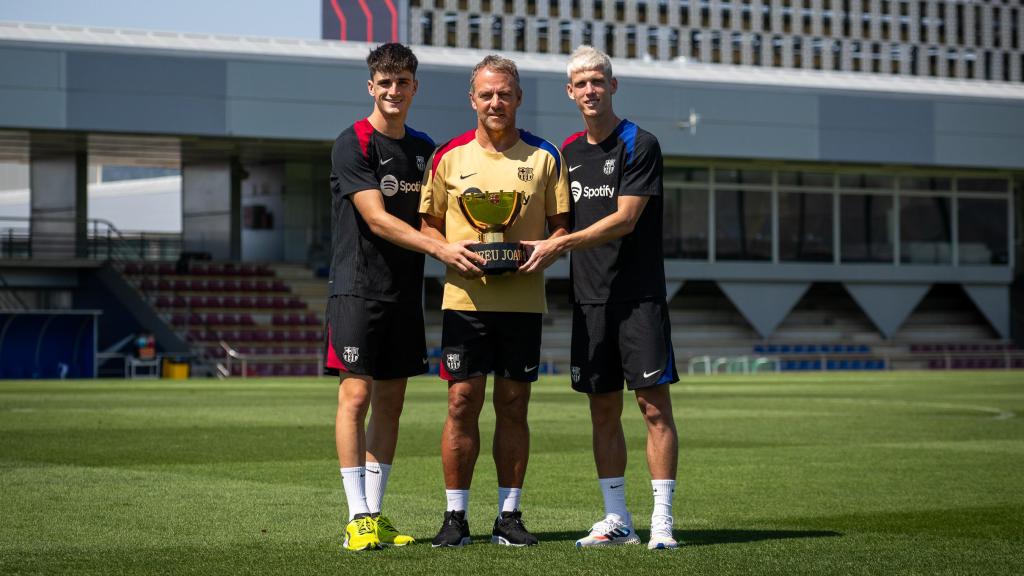 Dani Olmo y Pau Víctor, los nuevos fichajes del Barça, posan con Hansi Flick