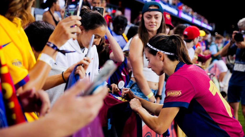 Aitana Bonmatí con aficionados del Barça en Estados Unidos
