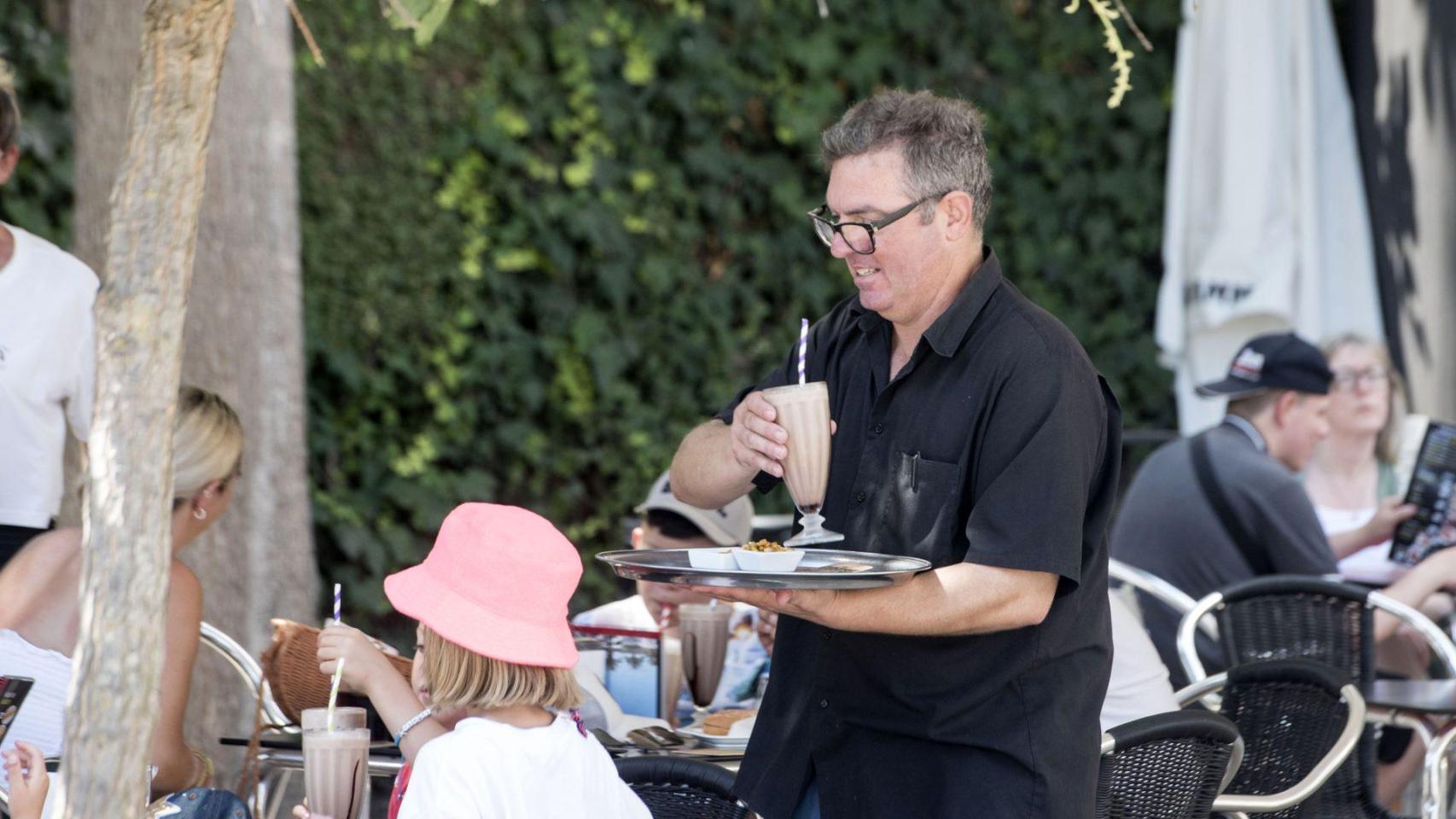 Una camarera en un bar