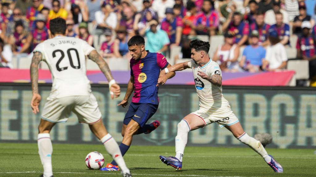 Pedri, defendido por dos jugadores del Valladolid