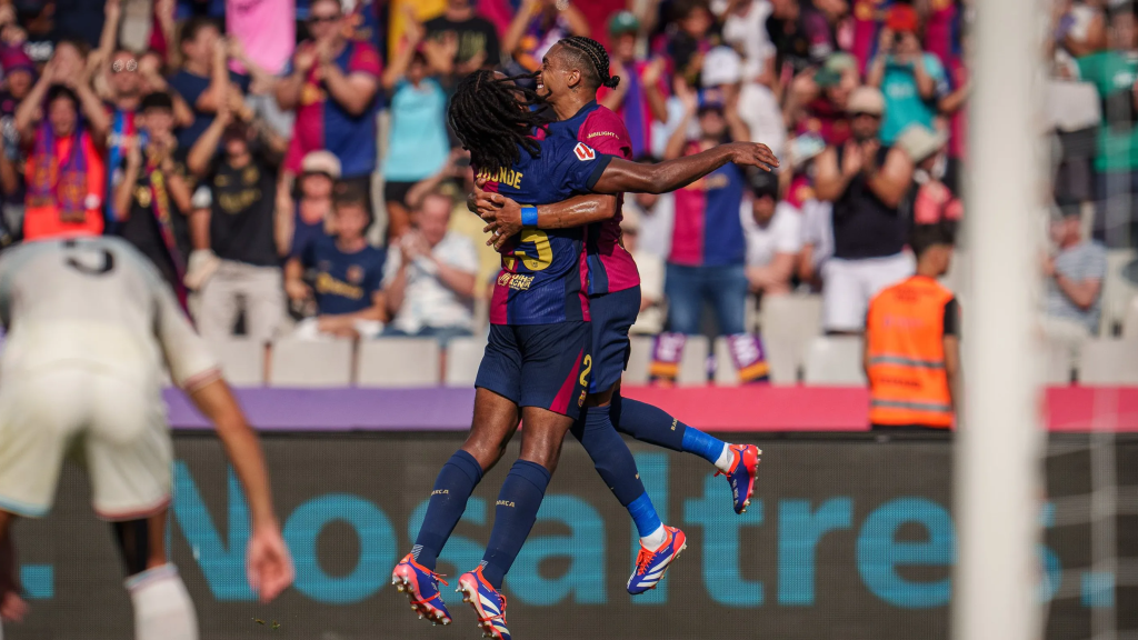 Jules Koundé y Raphinha celebran un gol en Montjuïc