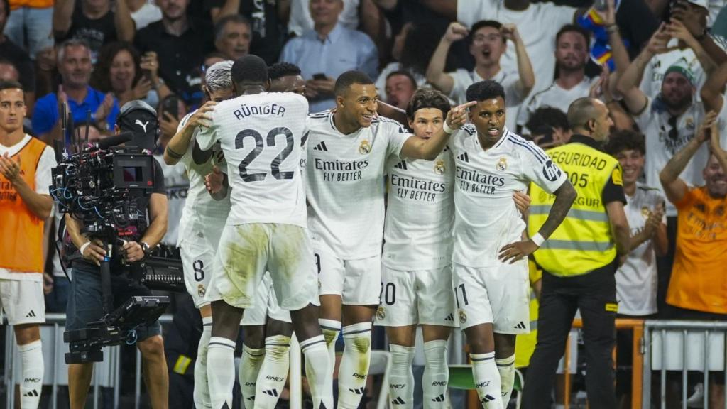 Los jugadores del Real Madrid celebran el gol de Mbappé contra el Betis