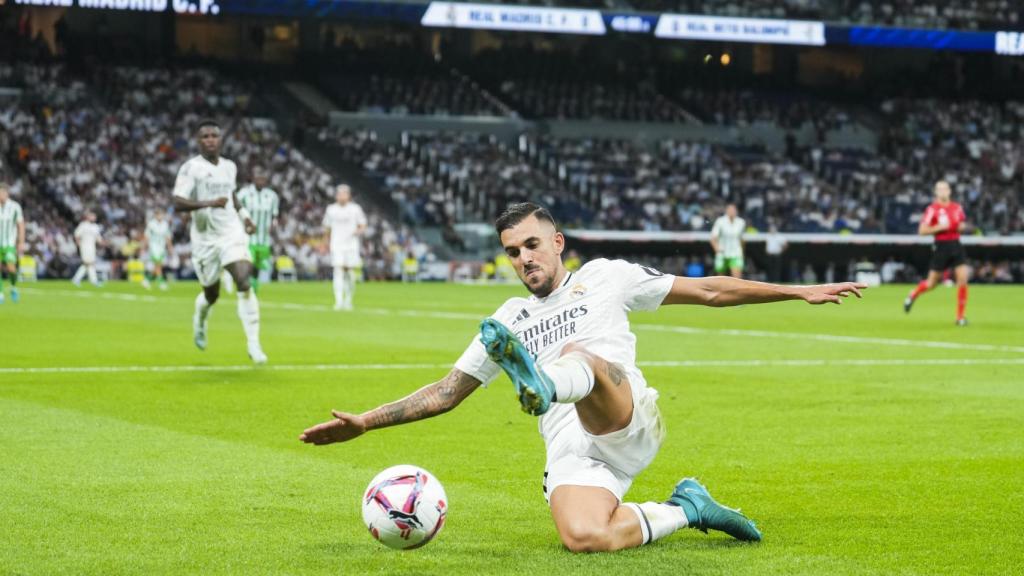 Dani Ceballos se lanza a por un balón en el Real Madrid-Betis