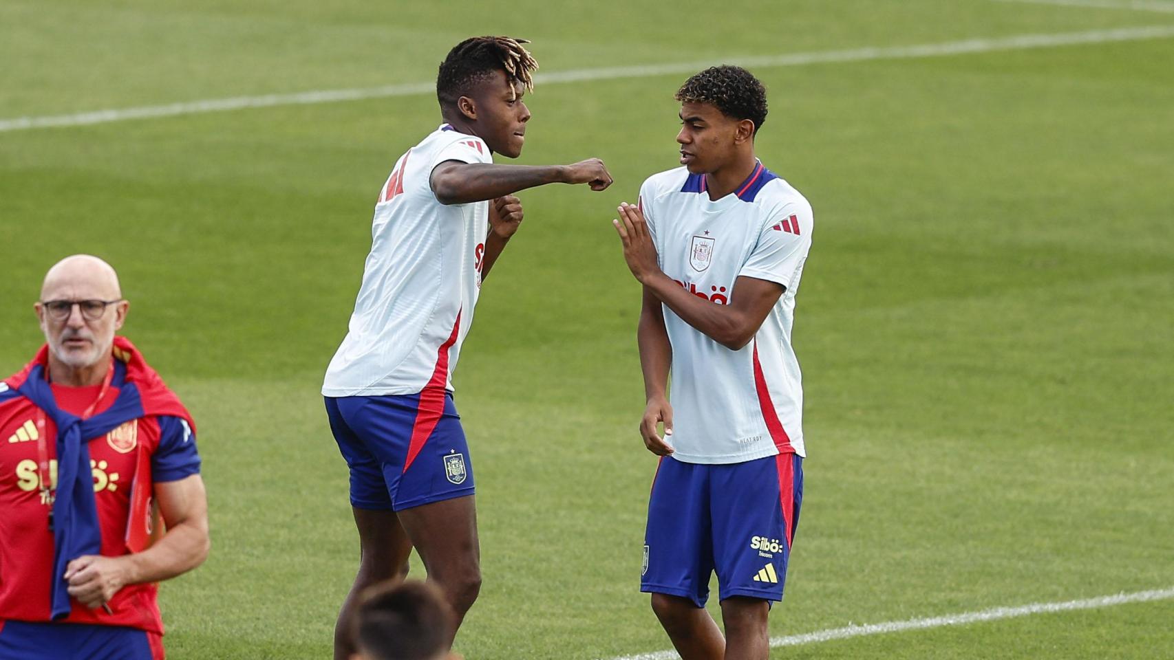 Lamine Yamal y Nico Williams bromean durante un entrenamiento de la selección española