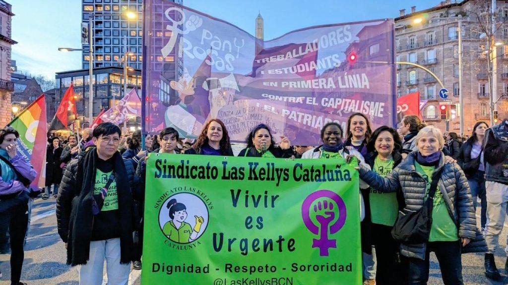 Las Kellys junto a una pancarta reivindicativa