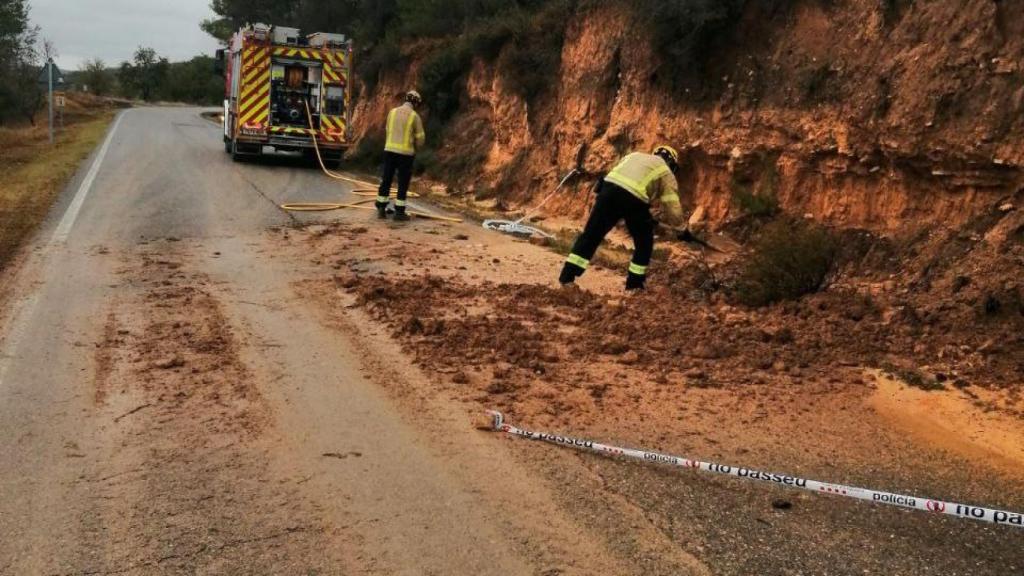 Los Bombers de la Generalitat limpian una calzada en Batea (Tarragona)