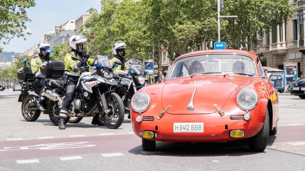 Un vehículo histórico circula por el paseo de Gràcia