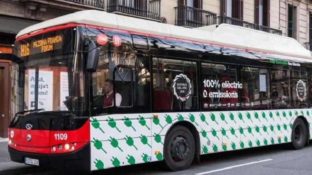 Un bus de TMB ple durant una vaga de bus / LUIS MIGUEL AÑÓN - METRÓPOLI