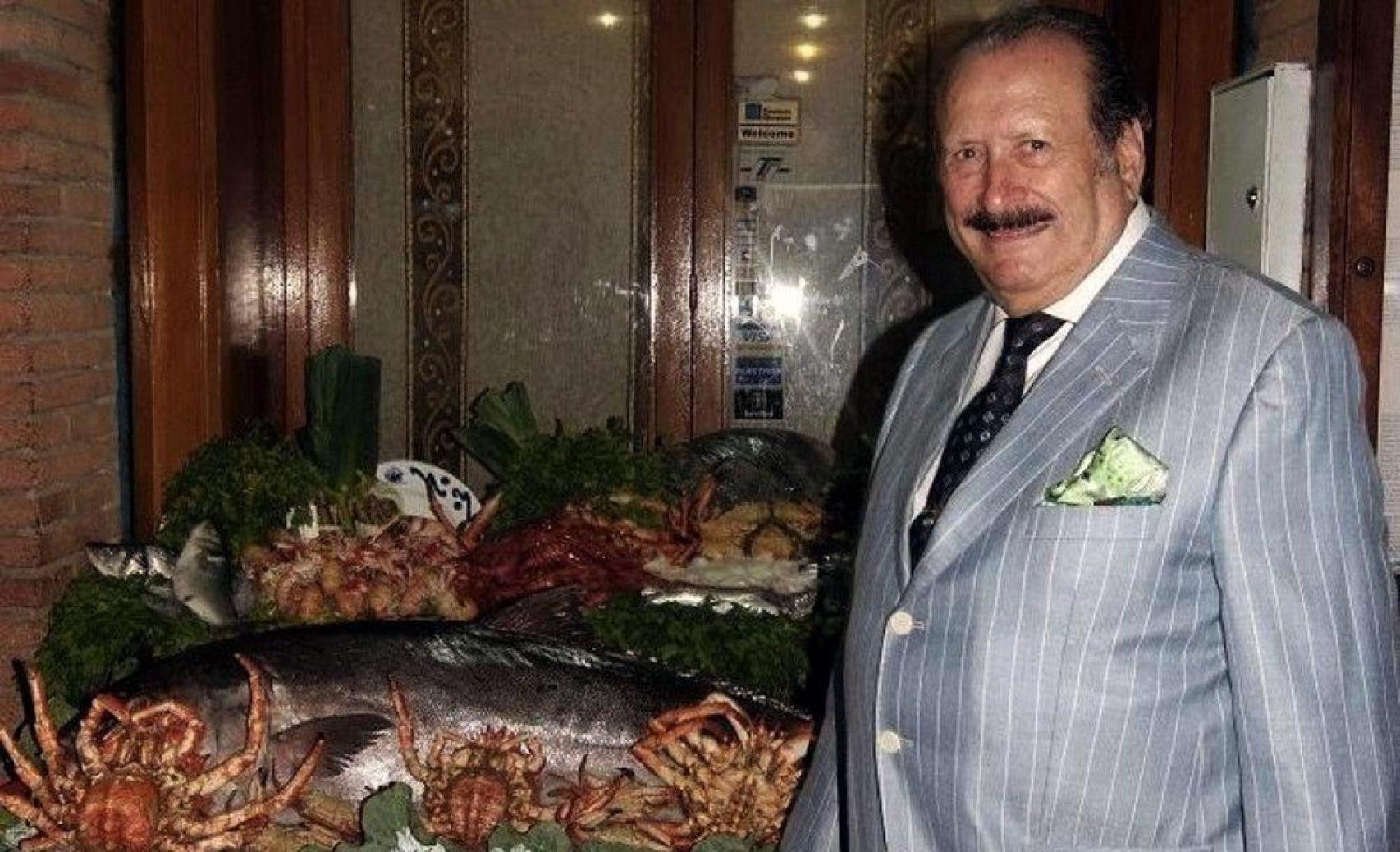 Silvestre, al costat d'una safata de peix en una imatge d'arxiu