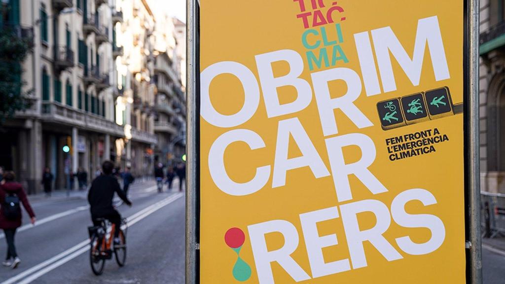 Un cartel de la iniciativa Obrim carrers