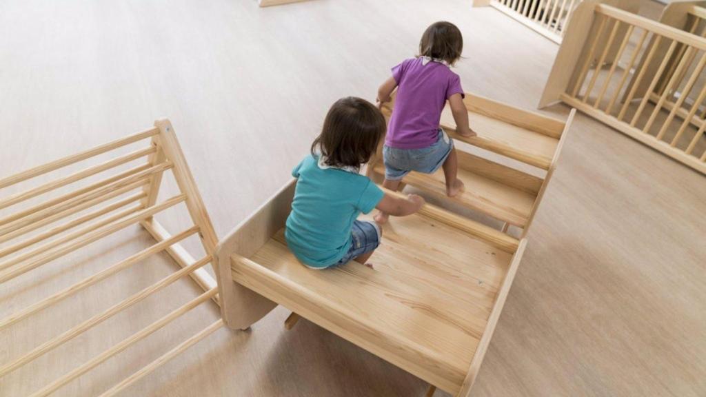 Dos nens jugant en una llar d'infants