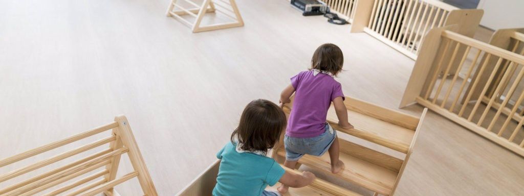 Dos nens jugant en una llar d'infants