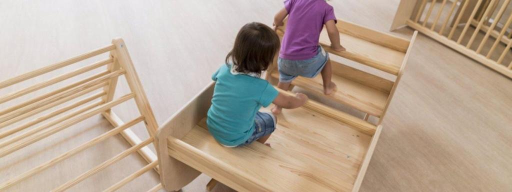 Dos niños jugando en una guardería