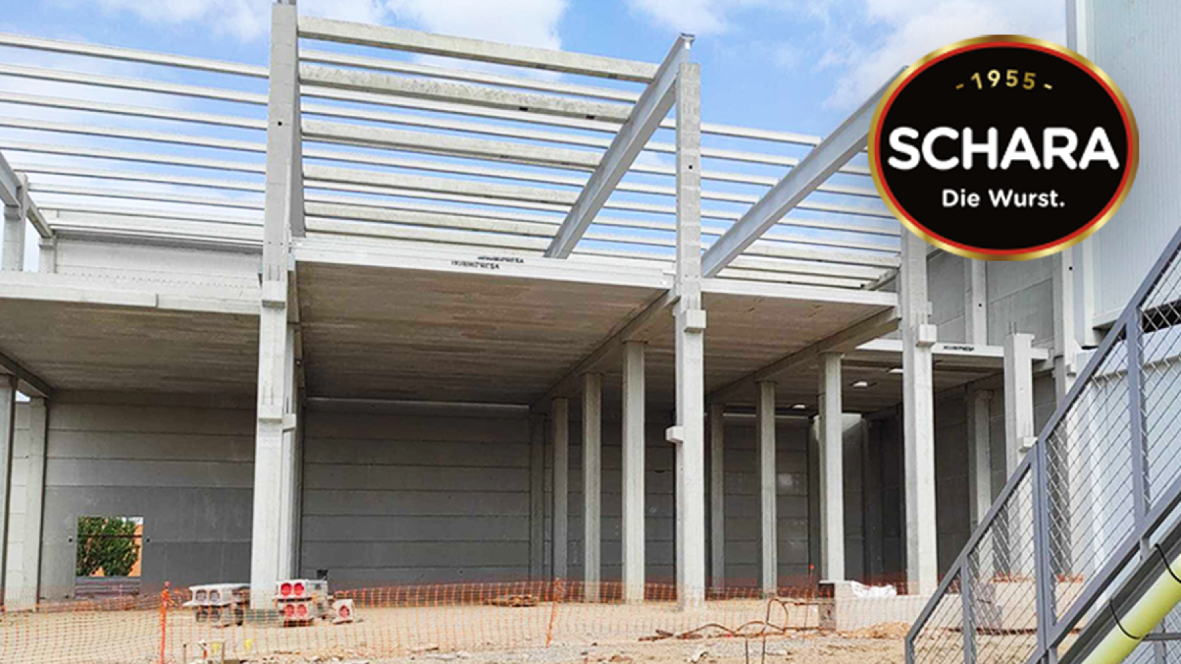 La fábrica a medio construir de Schara, líder en transformación cárnica, y su logo