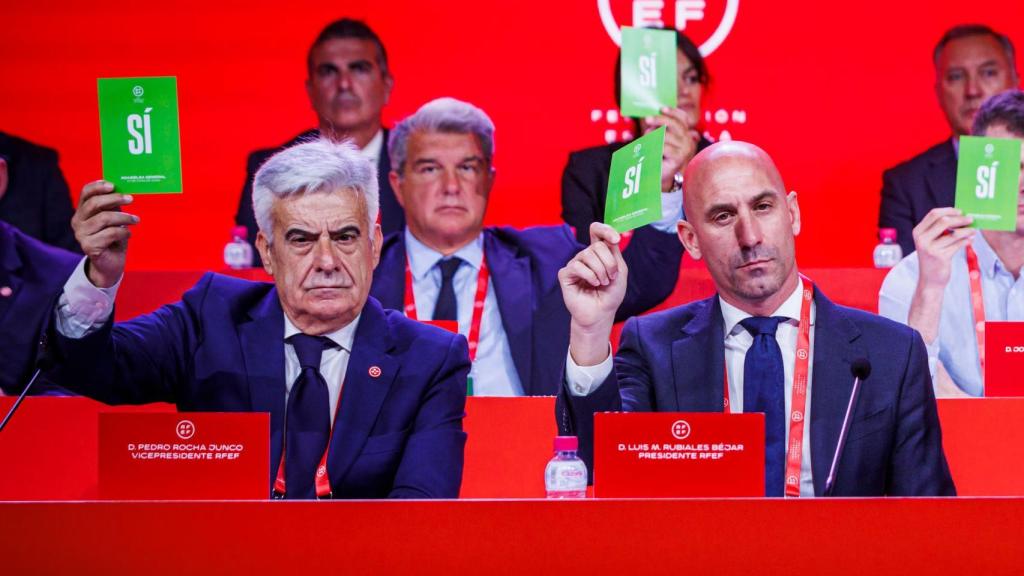 Pedro Rocha, junto a Luis Rubiales, en un acto de la RFEF