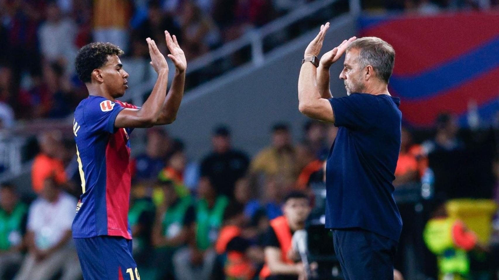El saludo de Lamine Yamal y Hansi Flick durante un partido del Barça