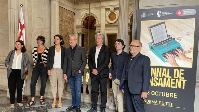 El alcalde de Barcelona, Jaume Collboni, el concejal de Cultura, Xavier Marcé y la directora del CCCB, Judit Carrera, junto con los comisarios de la IV Bienal del Pensamiento, este martes