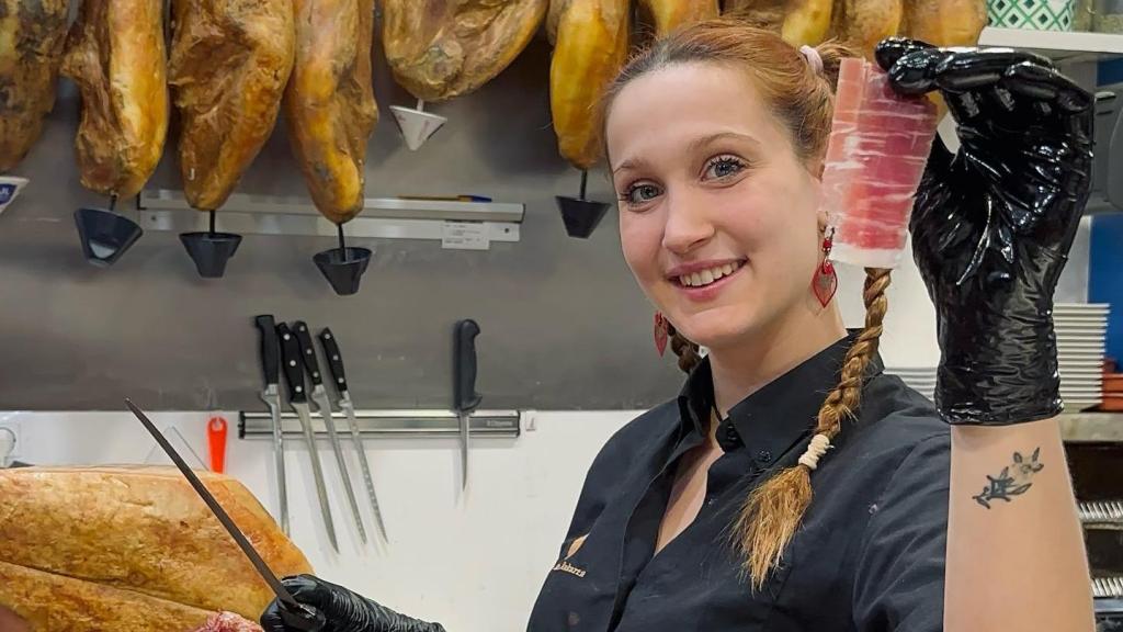 Una trabajadora de Hasta los Andares cortando jamón | HASTA LOS ANDARES