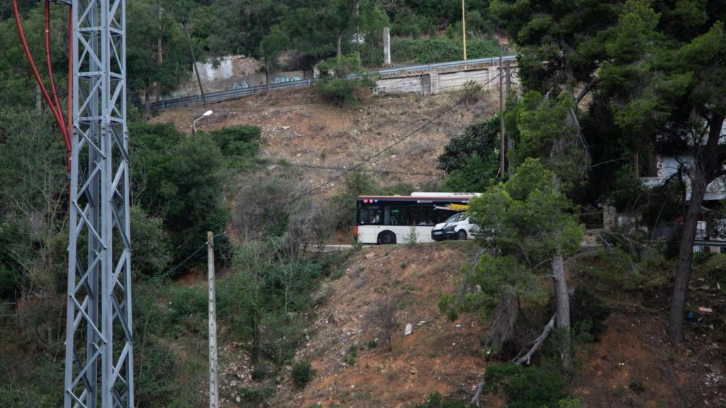 Un autobús en Torre Baró, el barrio de 'El 47'