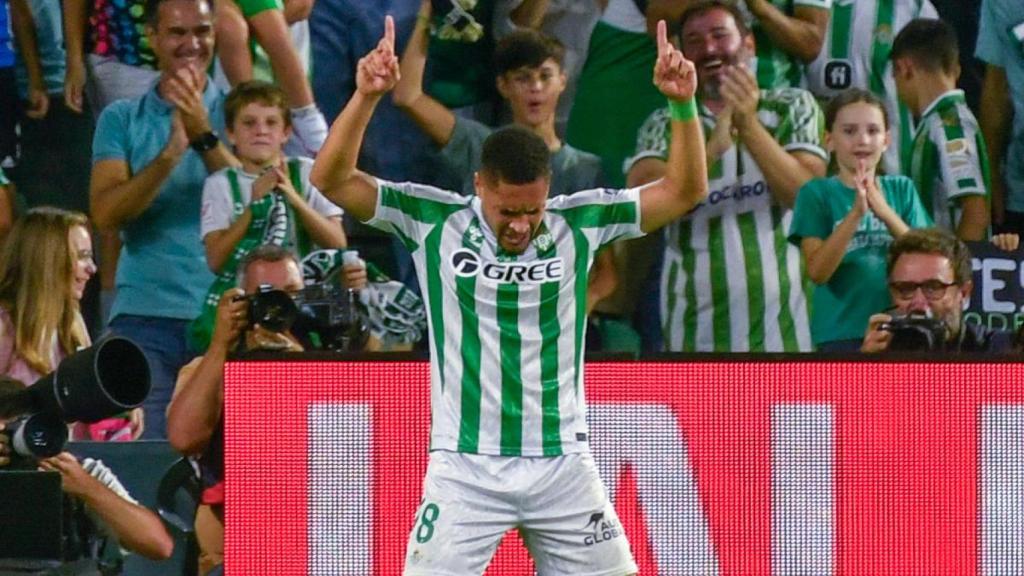 Vitor Roque agraeix a Déu el seu primer gol amb el Betis